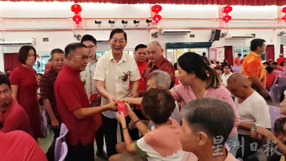 丹斯里陈志远首次到访吉胆岛,化身“财神爷”派25万令吉大红包给3学校5神庙