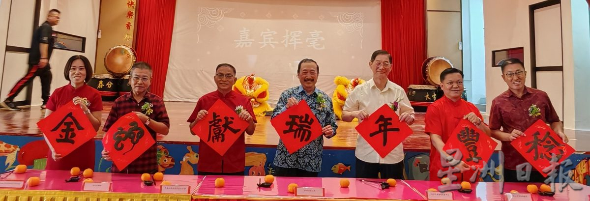 丹斯里陈志远首次到访吉胆岛,化身“财神爷”派25万令吉大红包给3学校5神庙