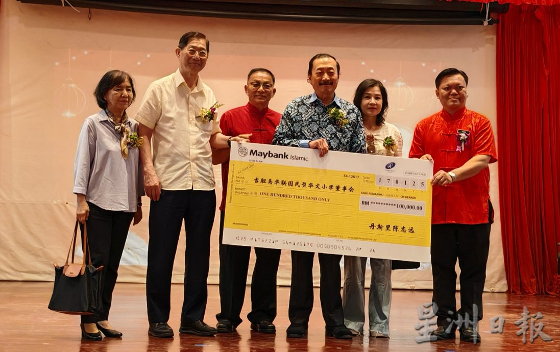 丹斯里陈志远首次到访吉胆岛,化身“财神爷”派25万令吉大红包给3学校5神庙