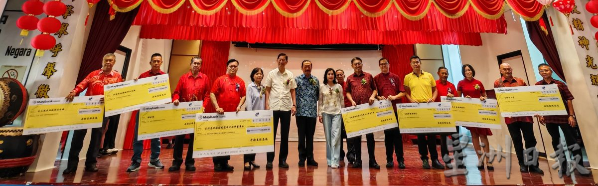 丹斯里陈志远首次到访吉胆岛,化身“财神爷”派25万令吉大红包给3学校5神庙