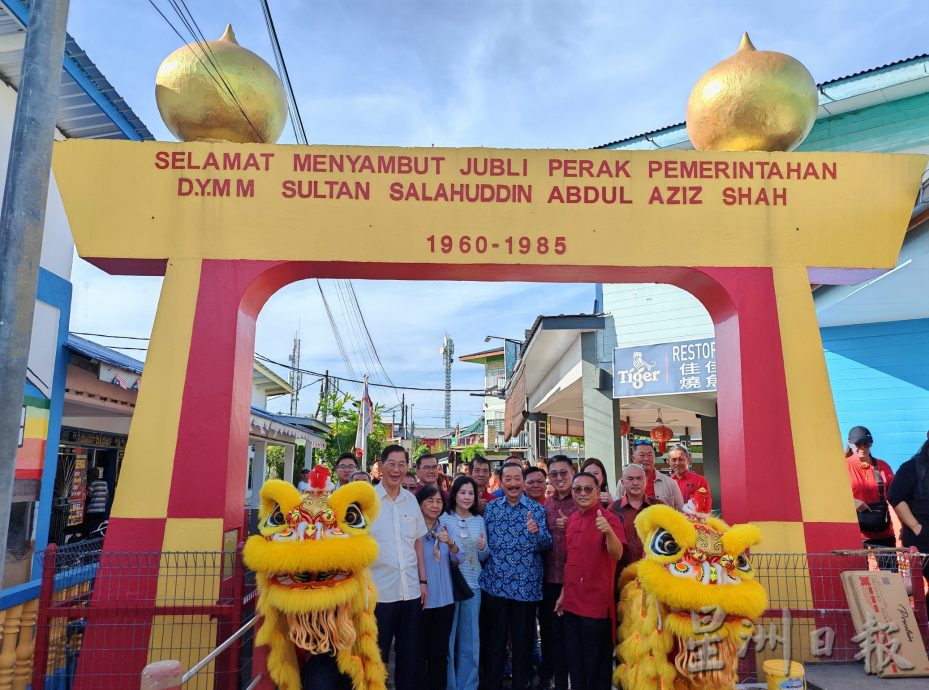 丹斯里陈志远首次到访吉胆岛,化身“财神爷”派25万令吉大红包给3学校5神庙