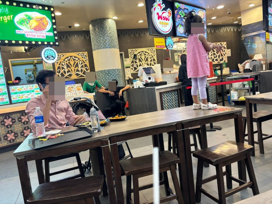 任由女儿穿鞋站餐桌上 父亲反应被斥无礼没脑!