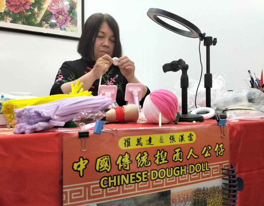 (供上网)预编(大北马)捏面人家庭少了1人 张汉云坚强延续手工精神