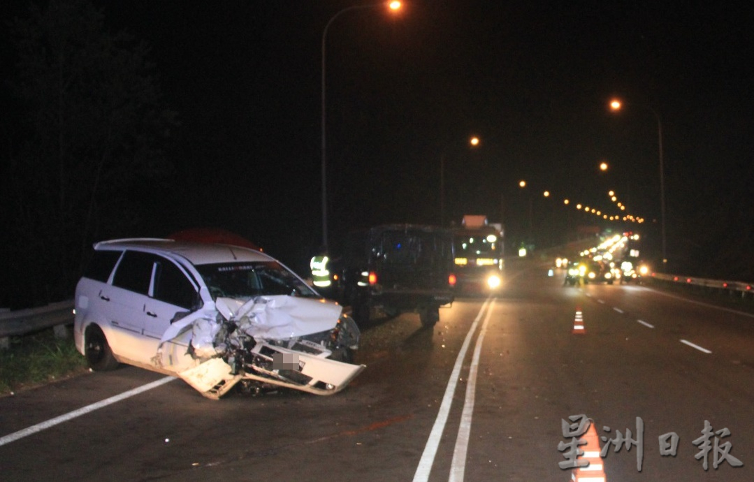 供星洲网:“断崖岭”夺命车祸:失控轿车撞向反车道 酿2死1重伤