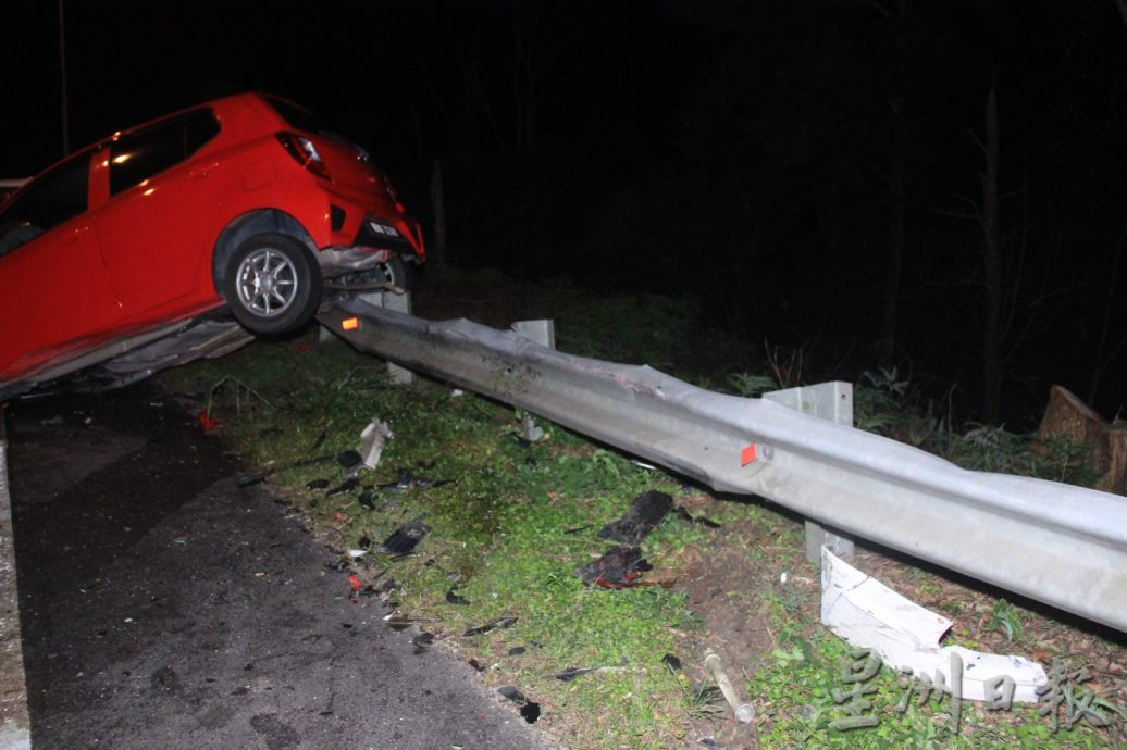 供星洲网:“断崖岭”夺命车祸:失控轿车撞向反车道 酿2死1重伤
