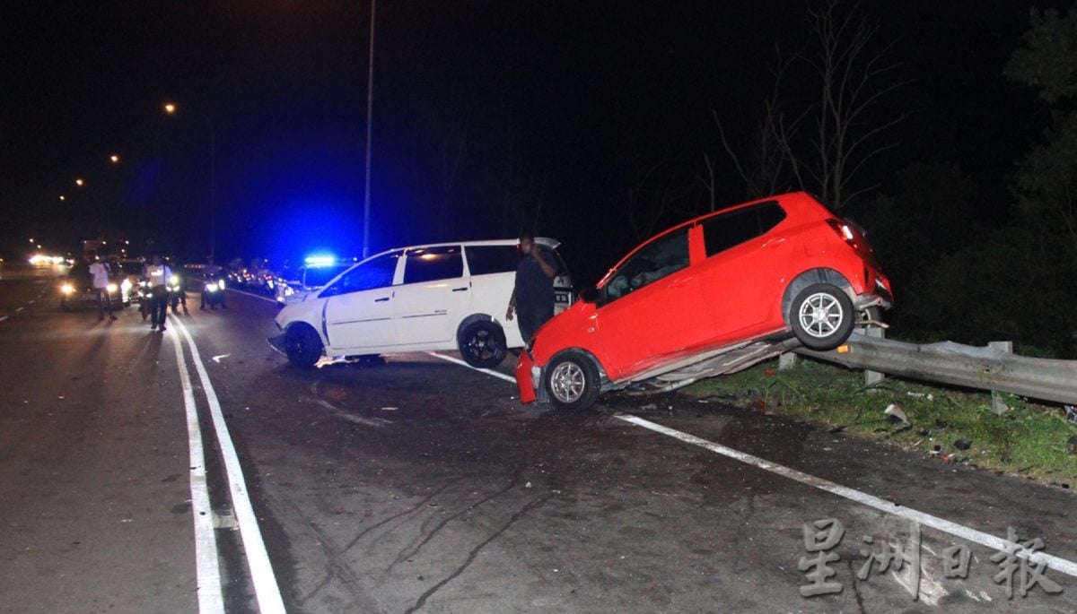 供星洲网:“断崖岭”夺命车祸:失控轿车撞向反车道 酿2死1重伤