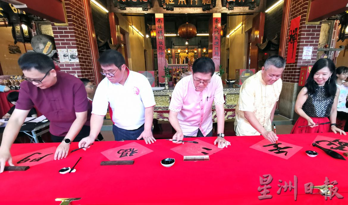 供星洲网:东天宫第二届夜间挥春赛获逾百人响应 发扬中华文化魅力