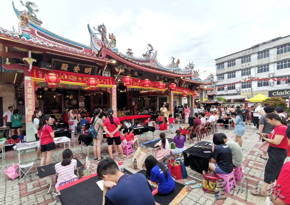 供星洲网:东天宫第二届夜间挥春赛获逾百人响应 发扬中华文化魅力