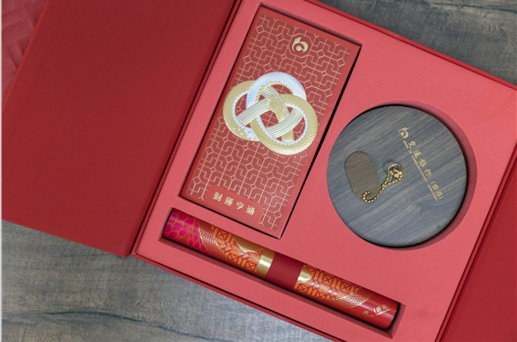 供星洲网：港私银红包封比拼！汇丰周年套装炒价RM2191成“天花板”