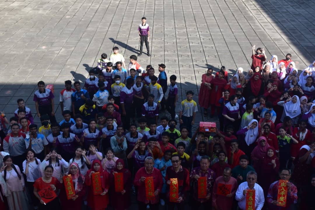 红毛丹国中为SPM考生集气 友族齐献中华舞 12族师生一片红迎春