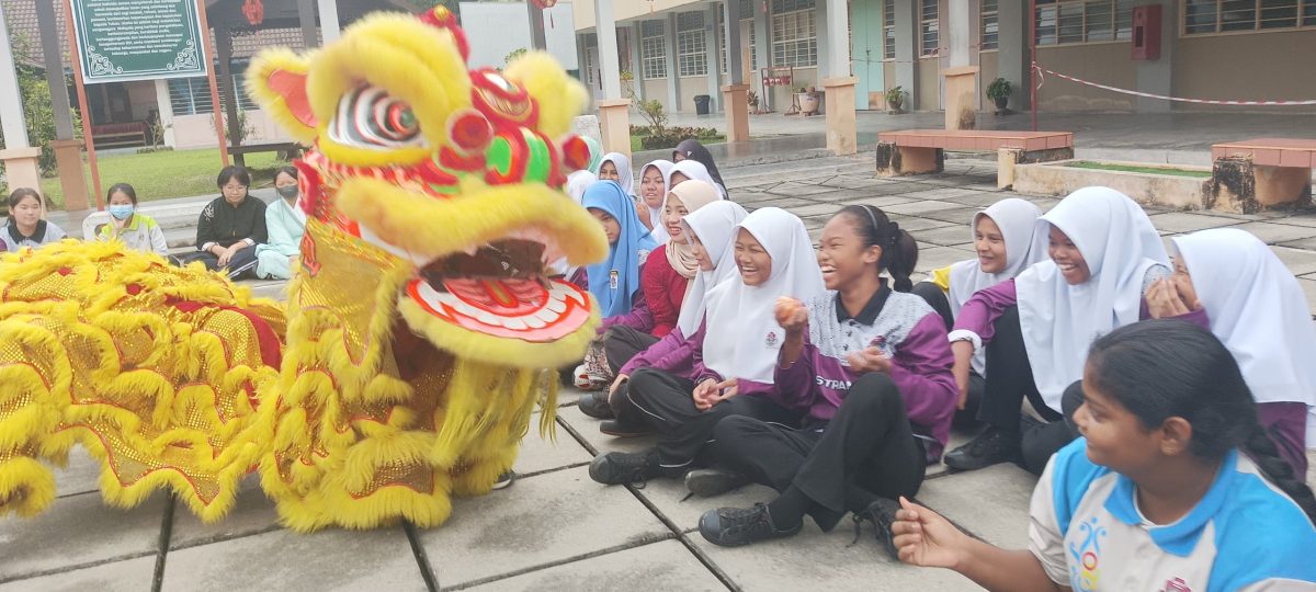 红毛丹国中为SPM考生集气 友族齐献中华舞 12族师生一片红迎春