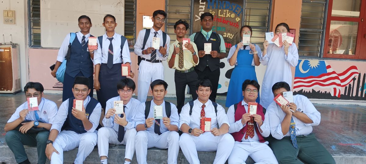 红毛丹国中为SPM考生集气 友族齐献中华舞 12族师生一片红迎春