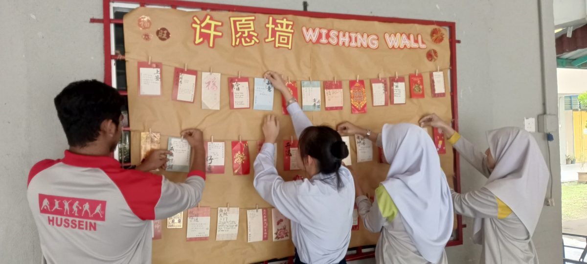 红毛丹国中为SPM考生集气 友族齐献中华舞 12族师生一片红迎春