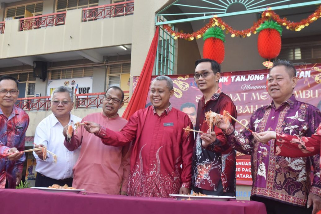 红毛丹国中为SPM考生集气 友族齐献中华舞 12族师生一片红迎春