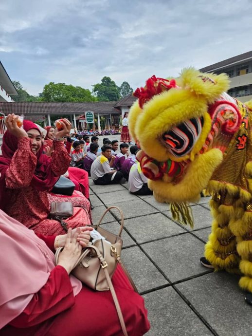 红毛丹国中为SPM考生集气 友族齐献中华舞 12族师生一片红迎春