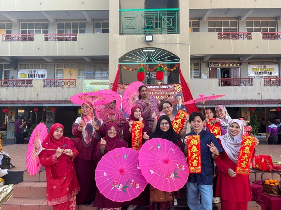 红毛丹国中为SPM考生集气 友族齐献中华舞 12族师生一片红迎春