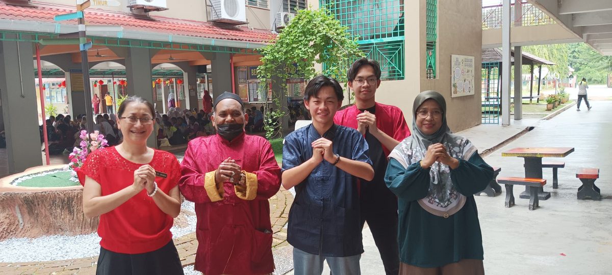 红毛丹国中为SPM考生集气 友族齐献中华舞 12族师生一片红迎春