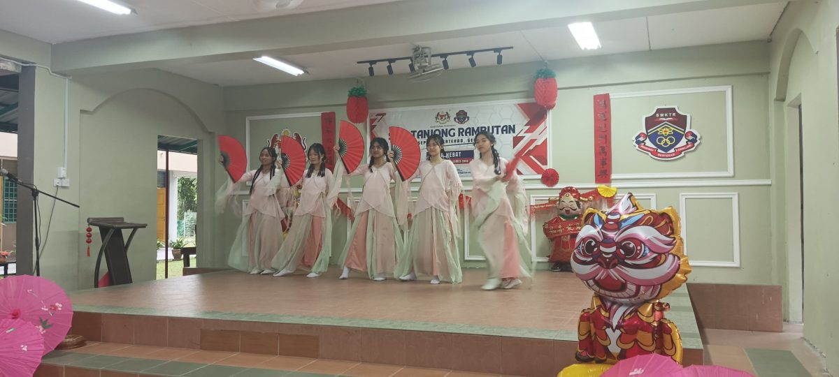 红毛丹国中为SPM考生集气 友族齐献中华舞 12族师生一片红迎春