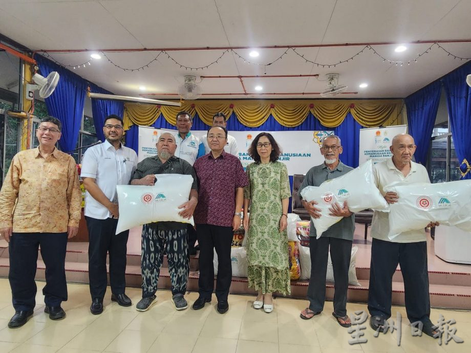 中国驻马大使馆捐赠物资给水灾影响的家庭