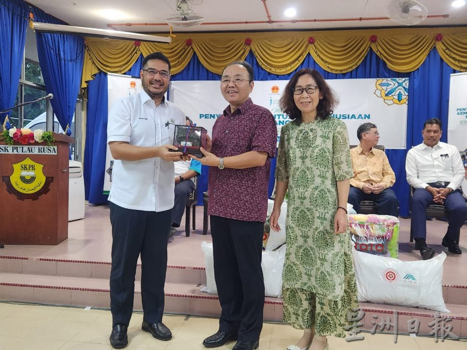 中国驻马大使馆捐赠物资给水灾影响的家庭