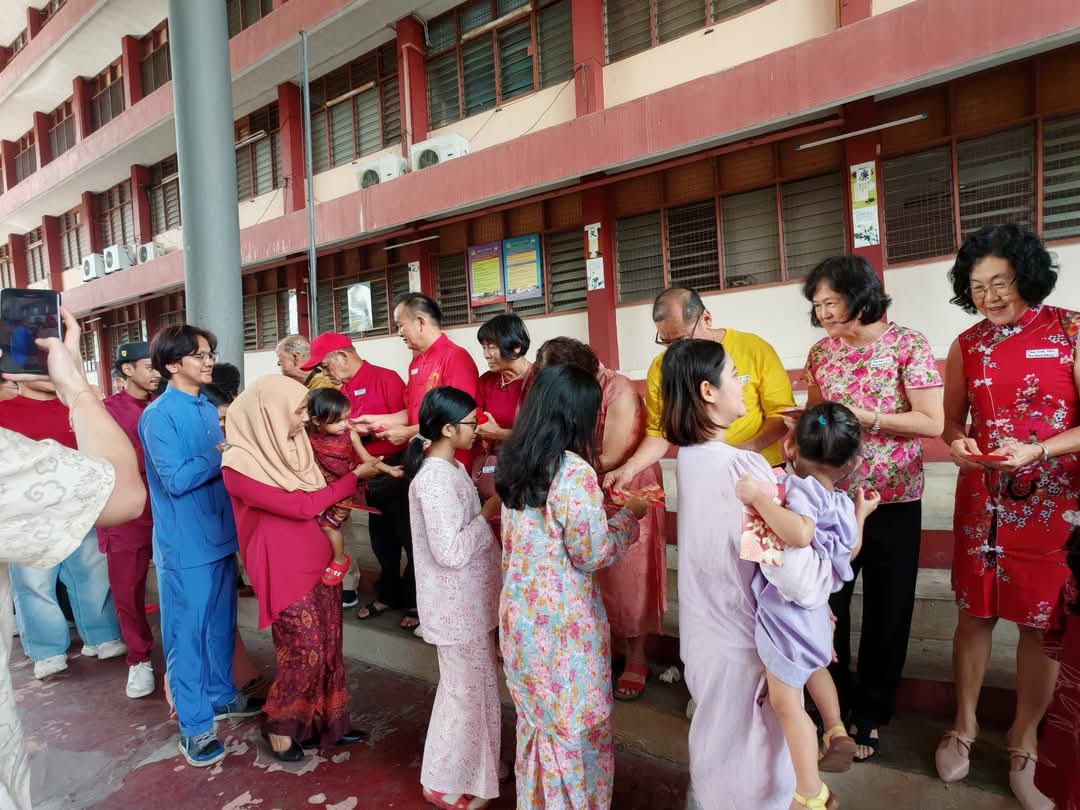 华巫一家失联20多年 久别重逢齐庆新春