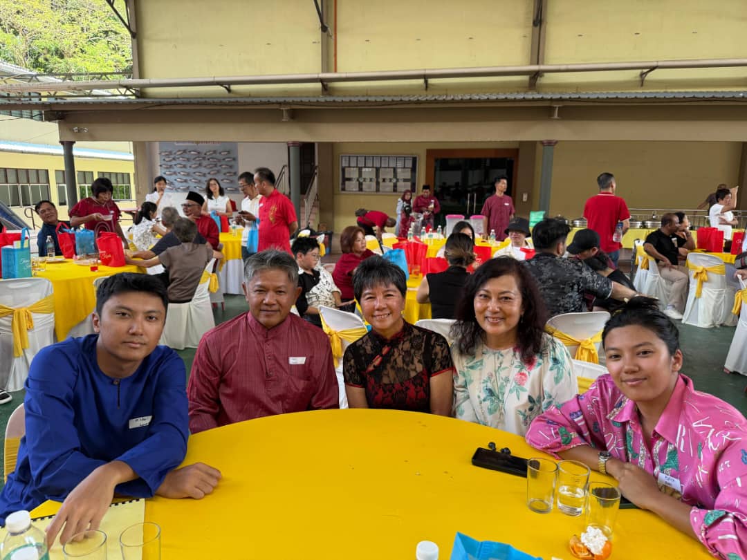 华巫一家失联20多年 久别重逢齐庆新春