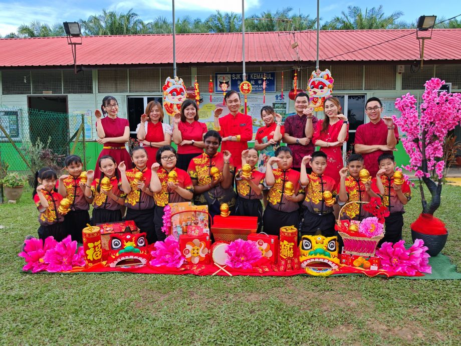 校长老师带动学生录唱跳视频散播新春欢乐