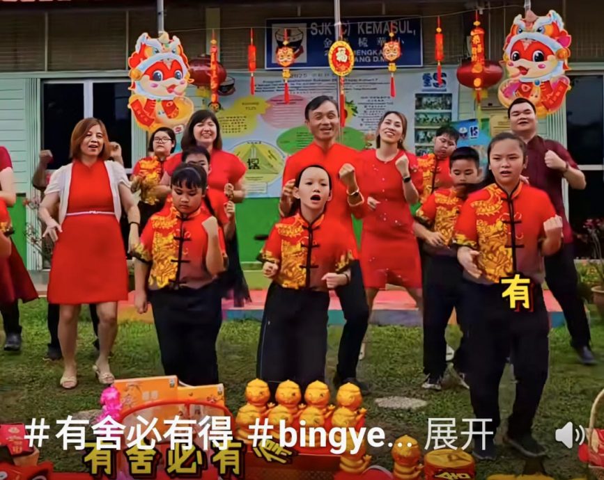 校长老师带动学生录唱跳视频散播新春欢乐