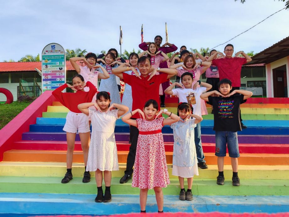 校长老师带动学生录唱跳视频散播新春欢乐