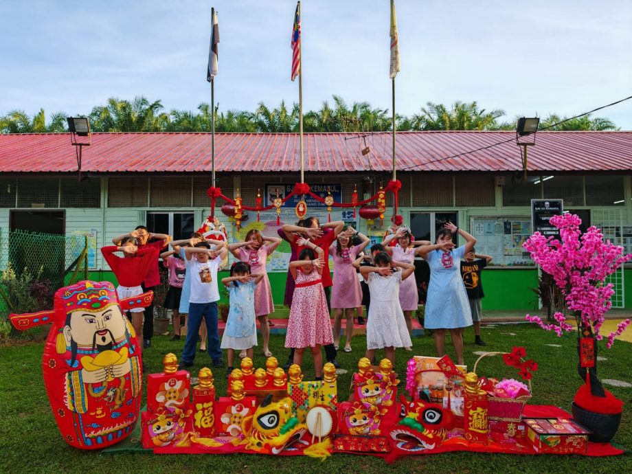 校长老师带动学生录唱跳视频散播新春欢乐