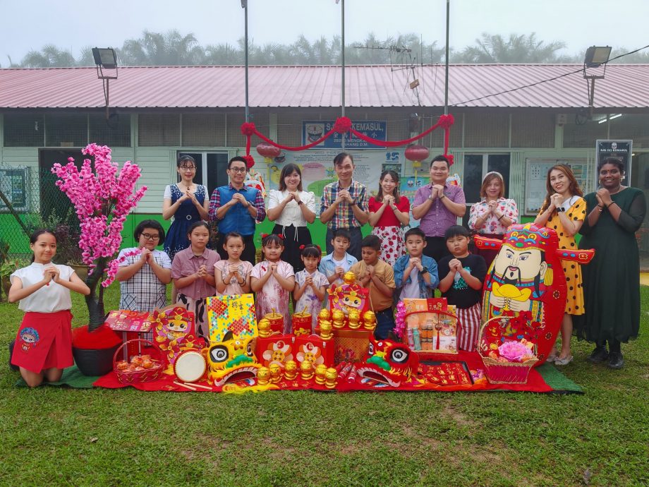 校长老师带动学生录唱跳视频散播新春欢乐