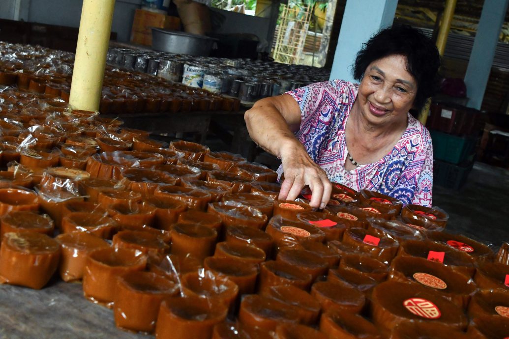 李丽金制作年糕受到华巫社区欢迎