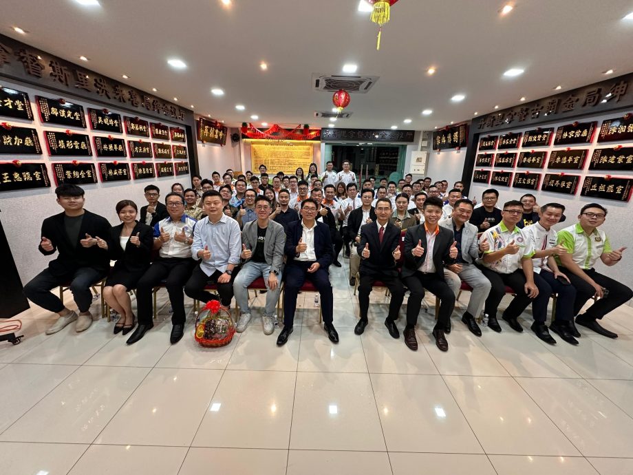 八大华青交接仪式 刘俊贤任新总理事长