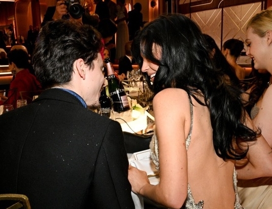 凯莉珍娜“购物袋遮肚” 甜茶被爆要当爸了?