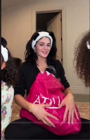 凯莉珍娜“购物袋遮肚” 甜茶被爆要当爸了?