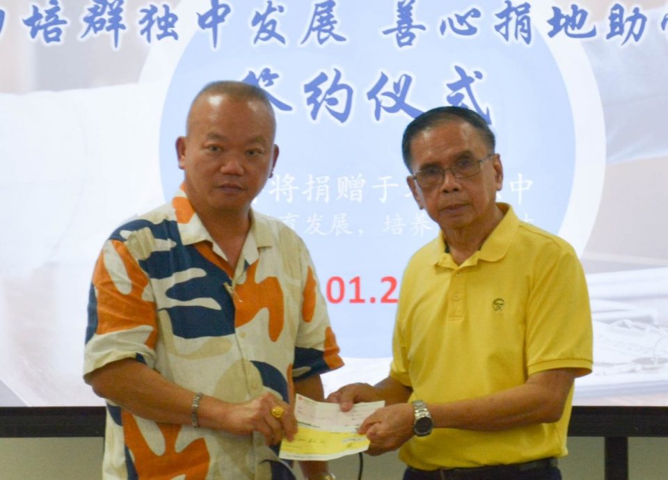 **华社**全国:为教育贡献力量,3地主捐地笨珍培群独中