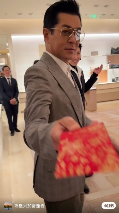 南京当“财神”挤爆商场 古天乐手挡保安获赞