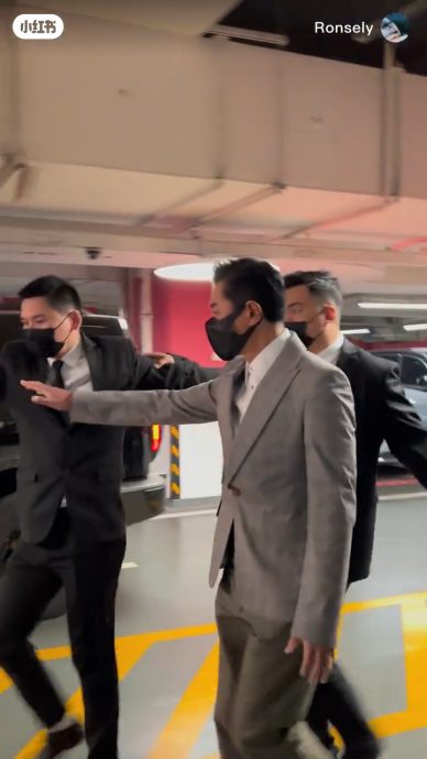 南京当“财神”挤爆商场 古天乐手挡保安获赞