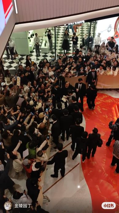 南京当“财神”挤爆商场 古天乐手挡保安获赞