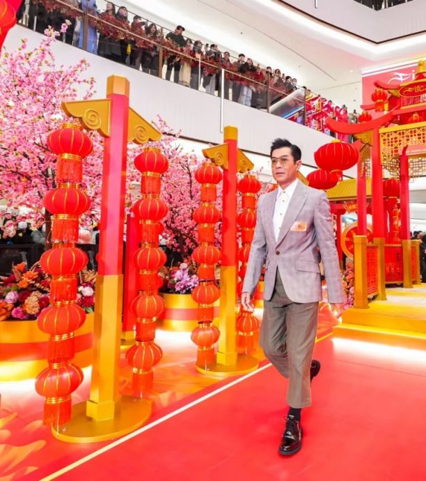 南京当“财神”挤爆商场 古天乐手挡保安获赞