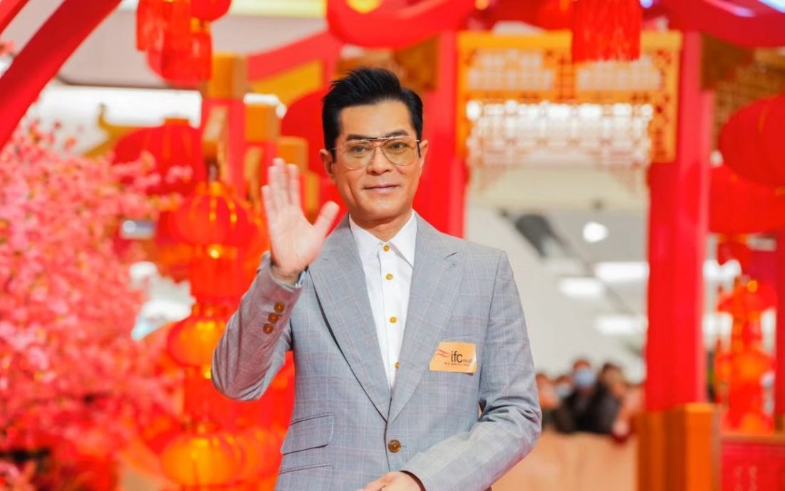 南京当“财神”挤爆商场 古天乐手挡保安获赞