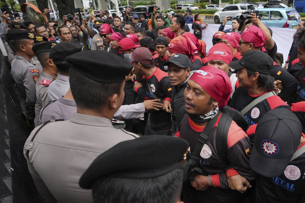 印尼示威者因移工遭枪杀向马来西亚大使馆怒掷鸡蛋