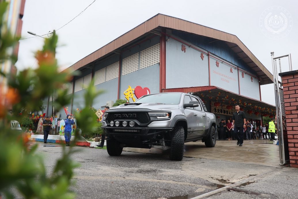 **即时国内**全国：元首访哥打丁宜2疏散中心，慰问灾民