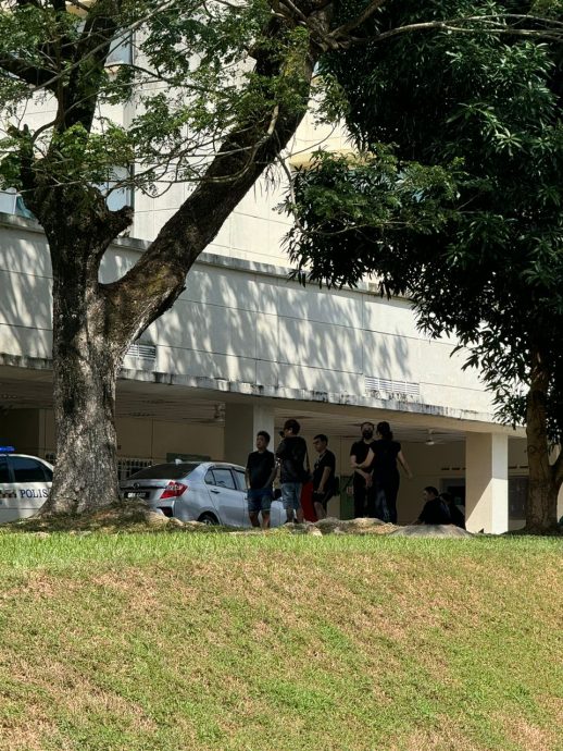 **即时国内**全国:新山实达英达花园枪案9|约50亲友医院领尸,有警员驻守