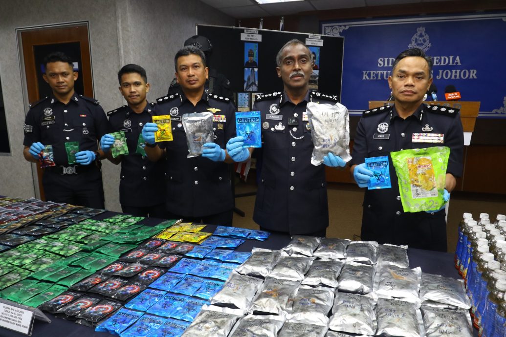 **即时国内**:全国:贩毒集团也印假钞制假证,柔警捕2男,党羽在逃