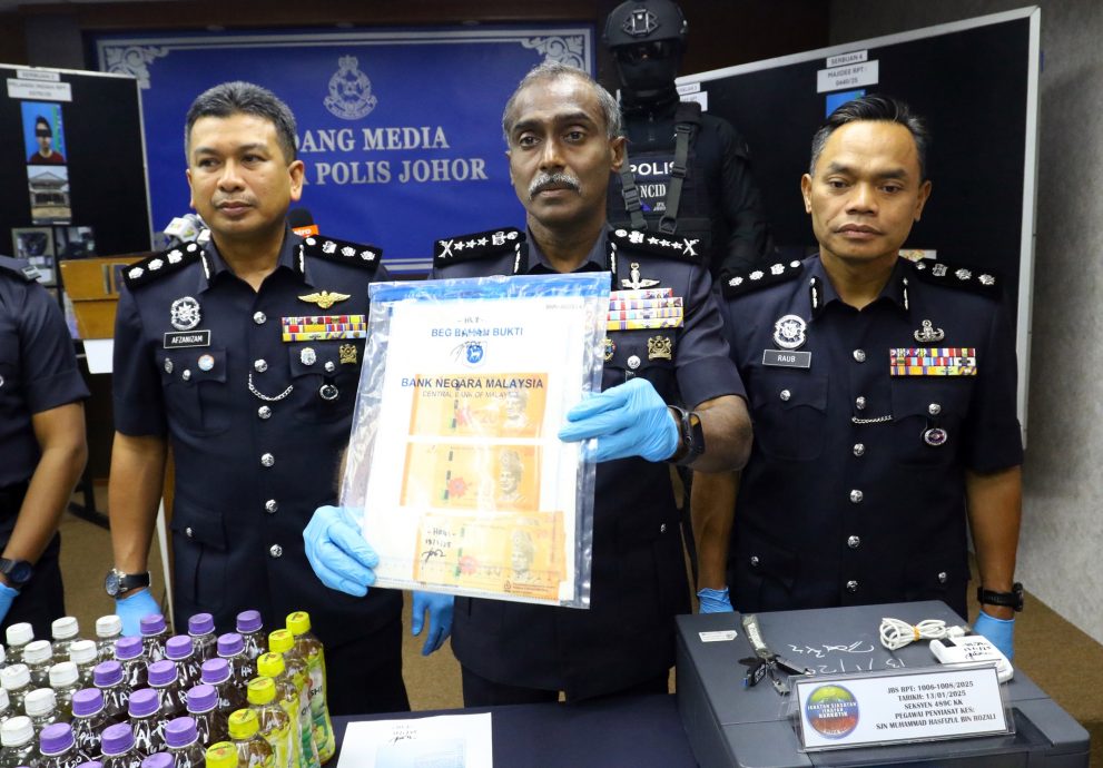 **即时国内**:全国:贩毒集团也印假钞制假证,柔警捕2男,党羽在逃