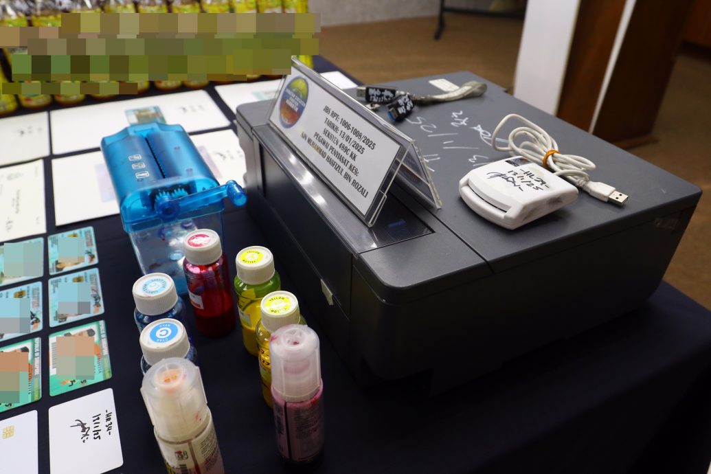 **即时国内**:全国:贩毒集团也印假钞制假证,柔警捕2男,党羽在逃