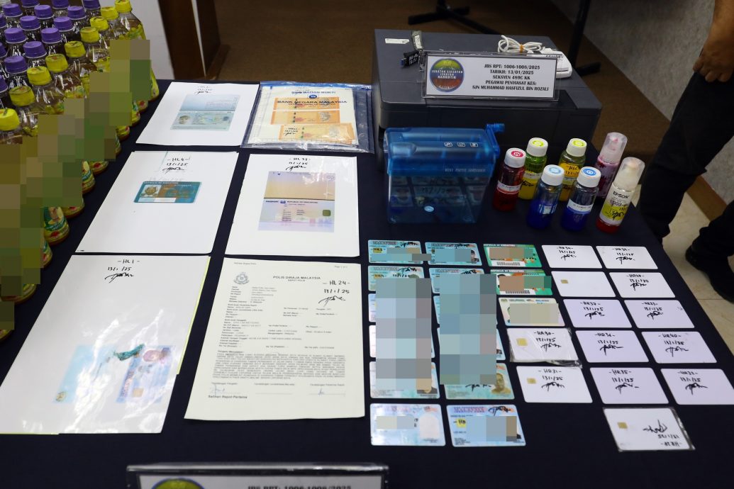 **即时国内**:全国:贩毒集团也印假钞制假证,柔警捕2男,党羽在逃