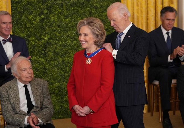 **即时国际**全国:拜登颁总统自由勋章,希拉里索罗斯梅西等获奖