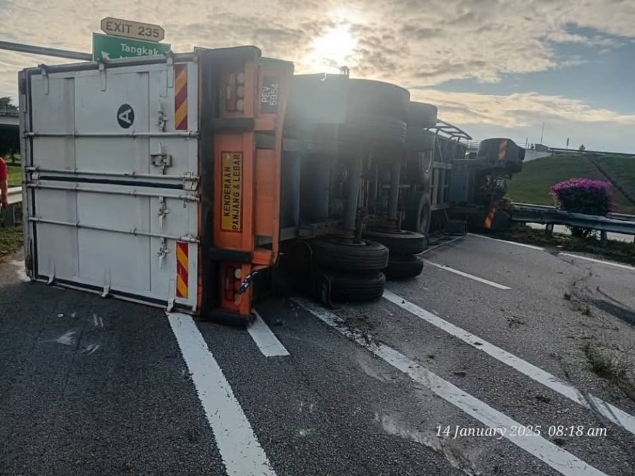 **即时新闻(先供网)**全国:罗里翻覆挡大道,南下东甲车龙已逾8KM